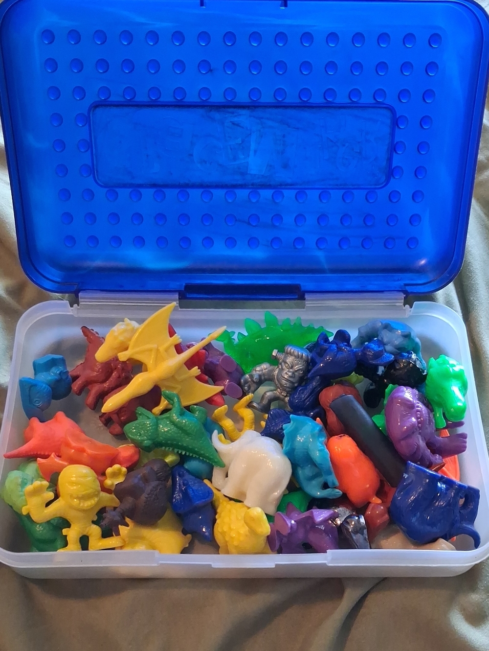 Huge Lot Dinosaurs & Monsters Figure.VINTAGE Figures Plus many books! Impecable